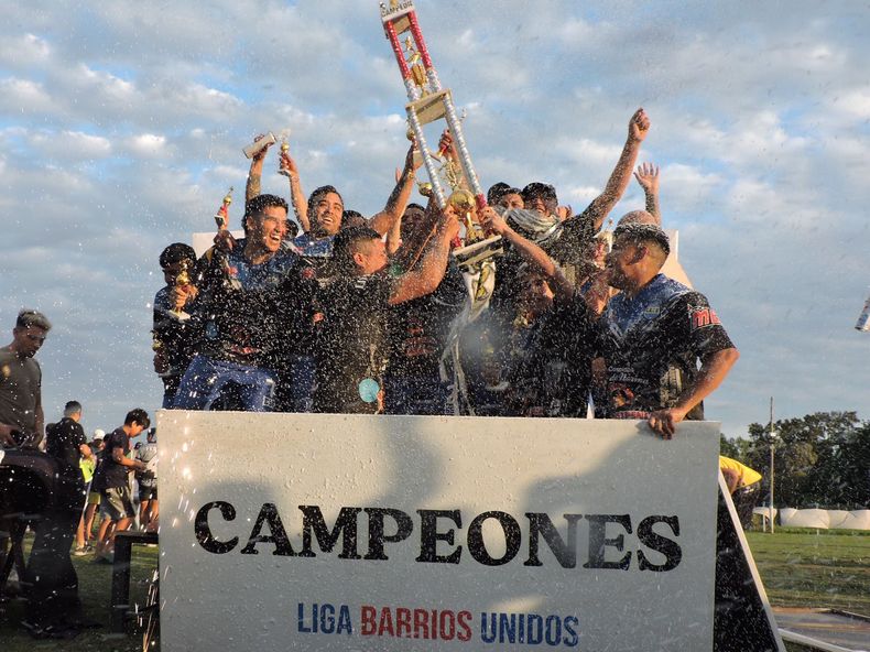 TROFEO. Atl&eacute;tico Astolfi festej&oacute; el t&iacute;tulo de la categor&iacute;a Libres.