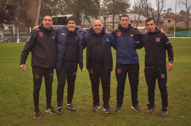 El cuerpo técnico de Los Altos encabezado por Fabián Arbe.