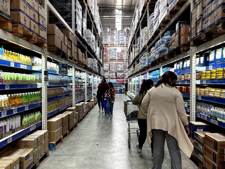 NUEVO MAXI CARREFOUR. Tiene 3.200 metros cuadrados y estacionamiento para 100 vehículos.