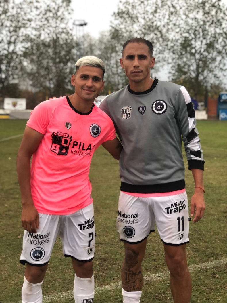 DUPLA. Rodrigo Hernández y Alexis Arias, los goleadores de la tarde del domingo en Campana.