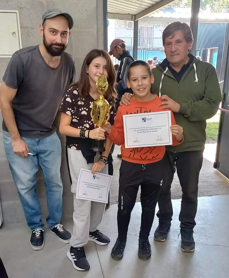 CAMPEONA. Pamela Ticona (ganadora de Sub 12) y una jugadora de Sub 10 con los maestros Boris Papez y Ra&uacute;l P&eacute;rez.
