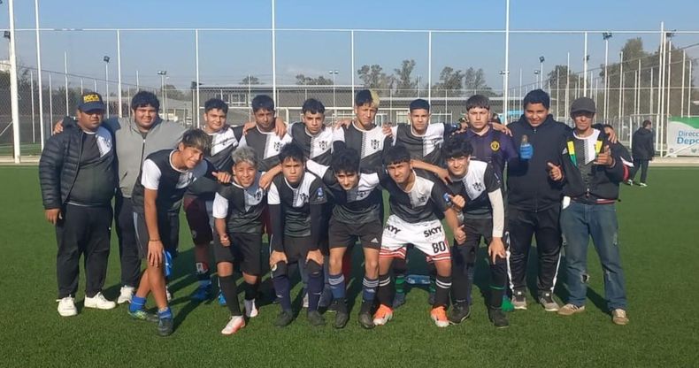 FÚTBOL 11. La Sub 16 de Los Tilos que perdió la final ante Carmen de Areco.