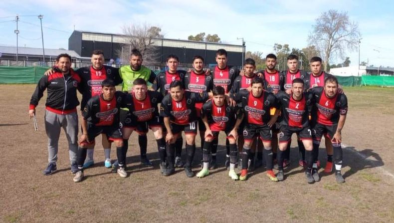 EQUIPO. La Primera de Villa Rosa que jug&oacute; este s&aacute;bado en la cancha de Flecha Azul.