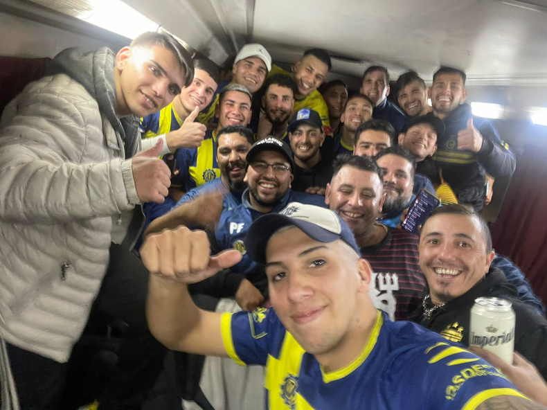 FESTEJO. El plantel de Real UOM brinda en el vestuario el ascenso a la máxima categoría.
