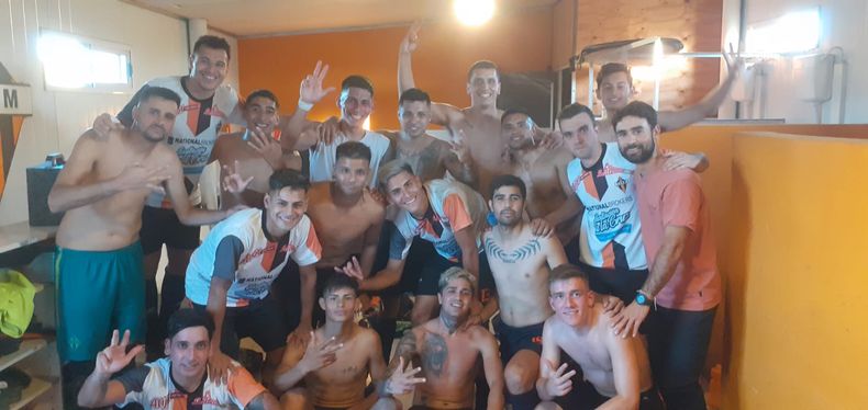 VESTUARIO. Los jugadores de Manzanares festejan la goleada ante Villa Rosa.