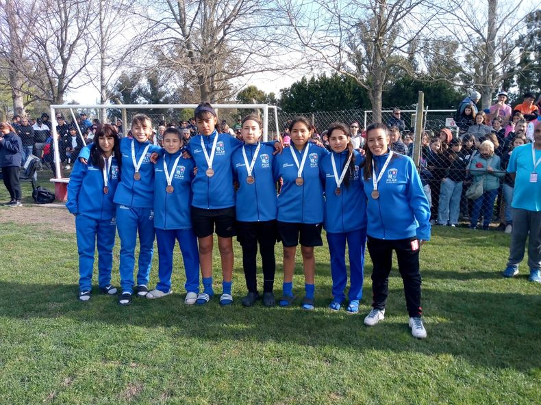 BRONCE. Las chicas de la Escuela Nº 25 de Pinazo vencieron 2-1 a Alsina y conseguieron el 3º puesto.