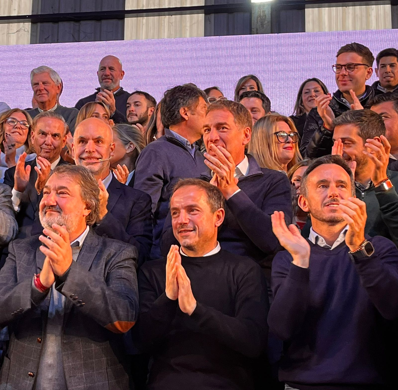 Sebastián Neuspiller compartió el palco con la dirigencia del larretismo.
