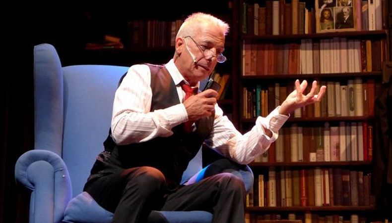 Gerardo Romano sube al escenario del Teatro Gran Pilar.&nbsp;