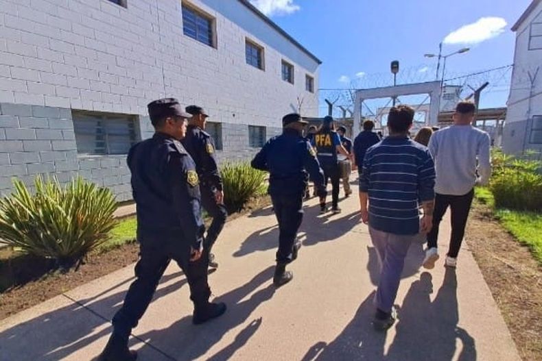 El allanamiento realizado ayer en Sierra Chica para desbaratar la banda de presos que estafaba por Market Place. Foto @pilaradiario