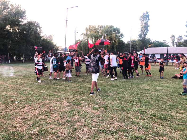Los jugadores festejan con la hinchada la consagración de Villa Rosa.