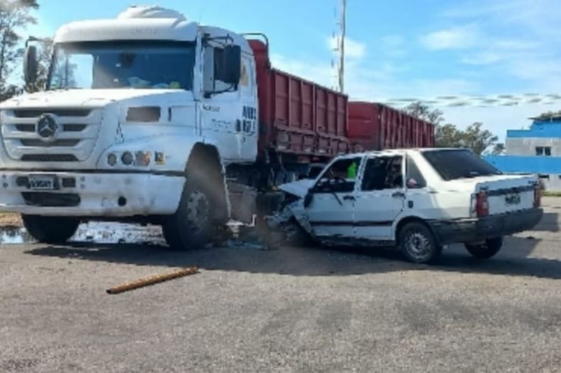Tras el intento de femicidio, el hombre terminó impactando contra un camión. 
