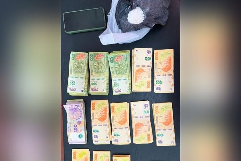 Detenido por drogas. Al motociclista se le secuestraron 137 mil pesos en efectivo y 38 gramos de cocaína. 