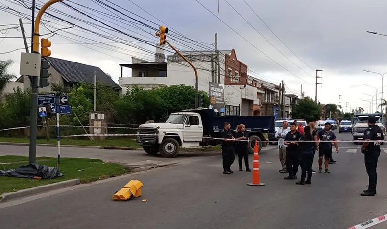 El camión y la moto circulaban por ruta 25 en sentido a Pilar.