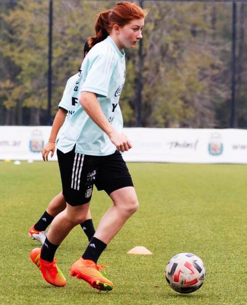 PELOTA. Annika Paz durante los entrenamientos de preselecciones juveniles.