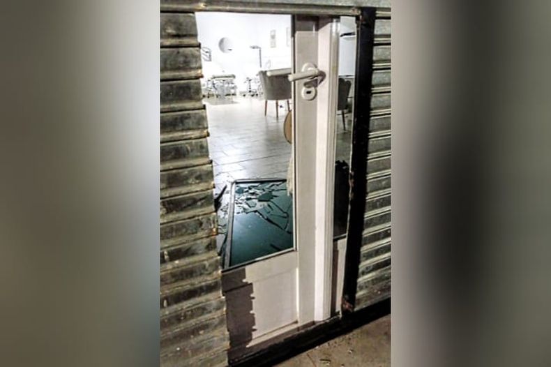 La puerta del centro de estética fue dañada por los delincuentes. 