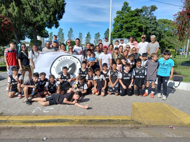 UNIDOS. Los nenes de la 2012 con sus familiares y cuerpo técnico tras lograr el título.