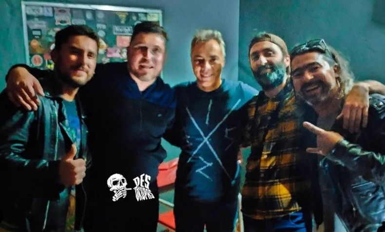 Que sea punk. El sábado, Luciano Scaglione estuvo con su nuevo proyecto Lucho al Attaque en Ruta 26 Rock. En la foto, el bajista está acompañado de Desokupas, banda que también animó la noche de Del Viso.