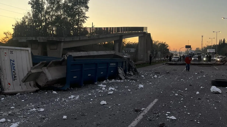 El puente de F&aacute;tima qued&oacute; destruido por un cami&oacute;n.