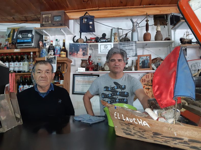 Tito y C&aacute;ndido Lucas, detr&aacute;s del mostrador del bar El Laucha.