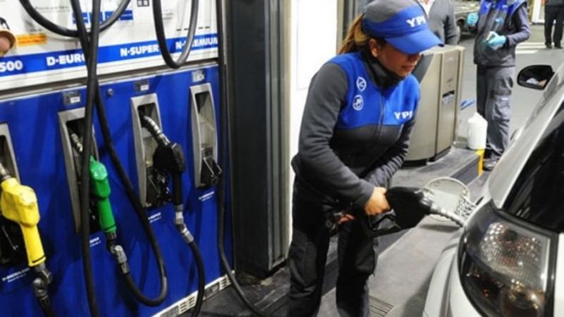 AUMENTO DE LA NAFTA. YPF increment&oacute; un 4% los precios de sus combustibles..