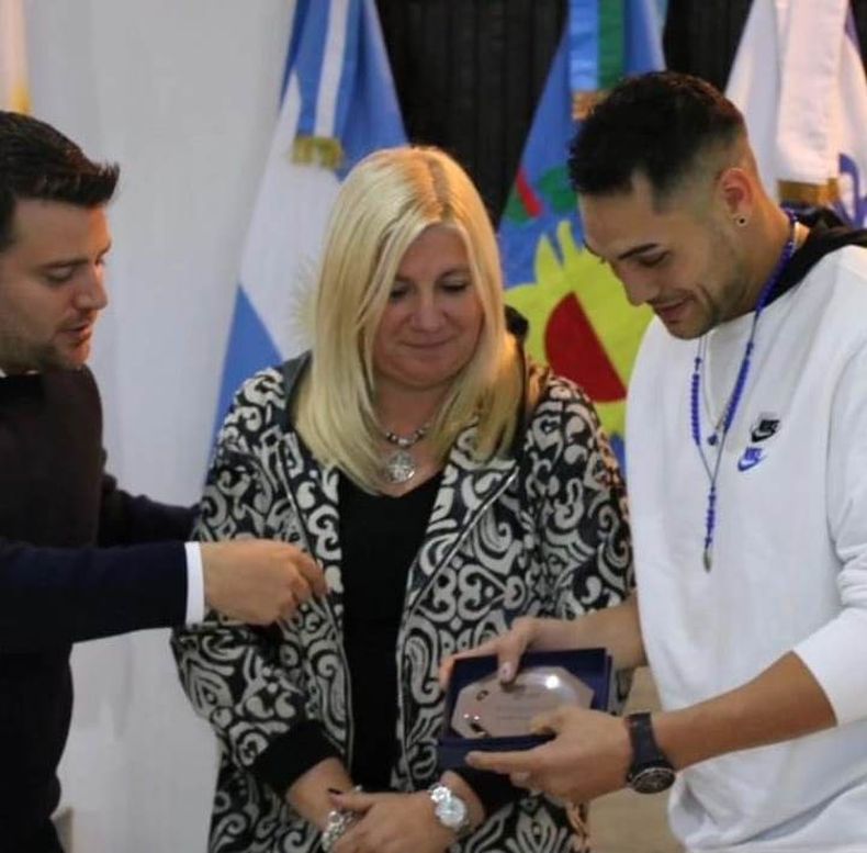 RECONOCIMIENTO. Yamil Peralta recibe el plato en manos de Iván Giordano y Claudia Pombo, en el HCD de Pilar.