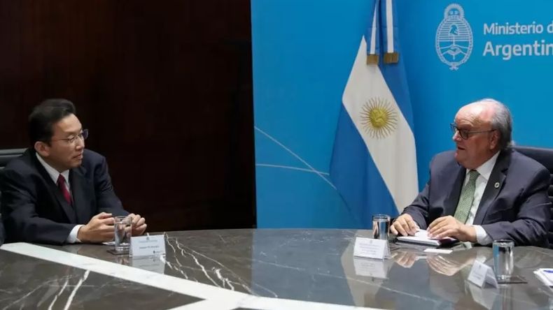 De Mendiguren junto a Fujisaki, presidente de Honda Argentina.