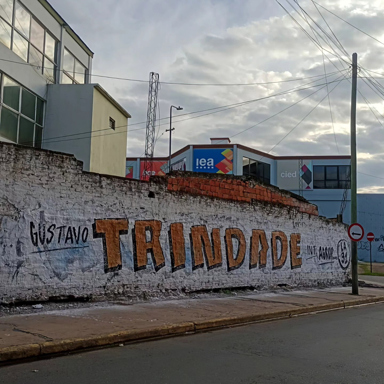 PAREDES. Trindade sali&oacute; a pintar su nombre.&nbsp;