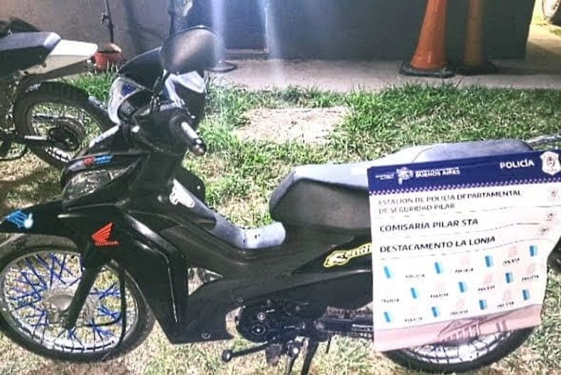 La moto robada era propiedad de una mujer a quien amenazaron a punta de pistola para sustra&eacute;rsela.&nbsp;