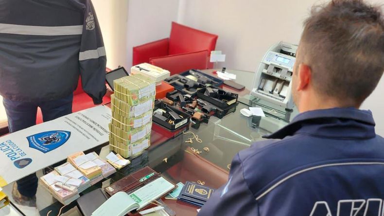 Dinero y armas incautados durante los operativo0s de este martes.&nbsp;