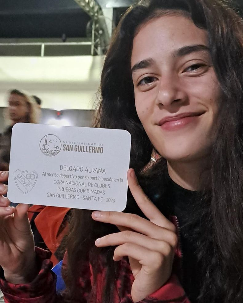 Aldana Delgado con la tarjeta de mérito deportivo en la Copa Nacional de Clubes.