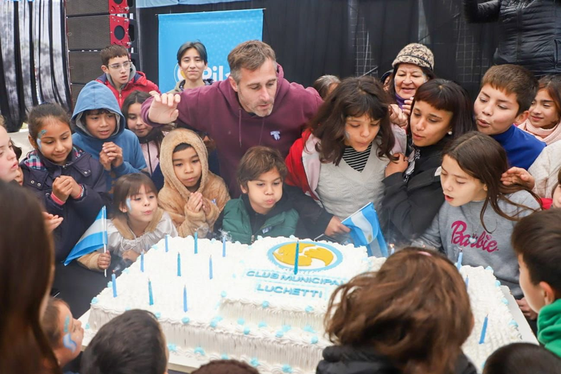 CUMPLEA&Ntilde;OS. Despu&eacute;s del locro, se celebr&oacute; el primer aniversario del Club Municipal Luchetti.&nbsp;