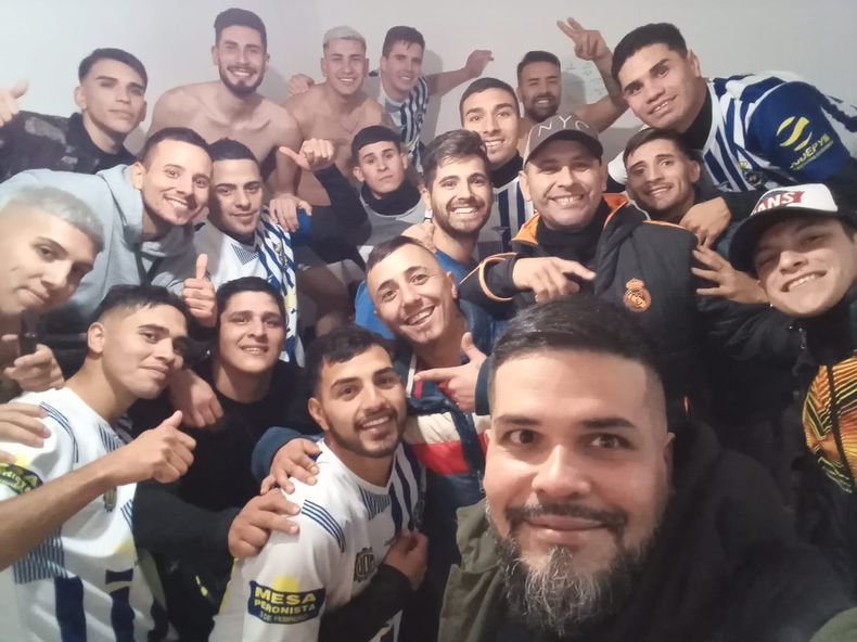 FELICIDAD. Los jugadores de Real Metalúrgico festejan en el vestuario el pase a la final.