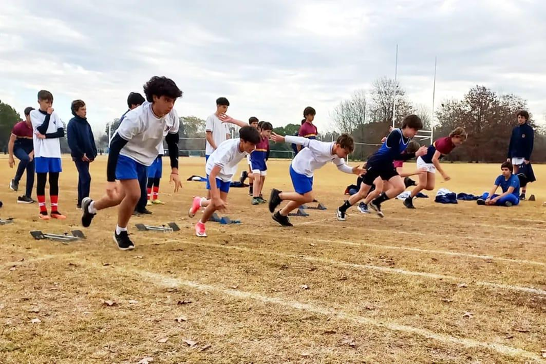 LARGARON. Los chicos durante la partida de una de las pruebas de velocidad, en Los Robles.