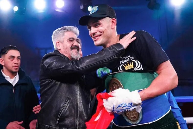Yamil Peralta recibi&oacute; las felicitaciones del Burrito Ortega tras retener sus t&iacute;tulos.