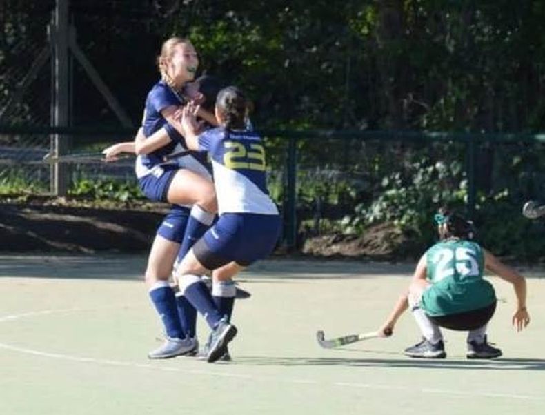 Las chicas de Champa festejan el gol y ascenso.