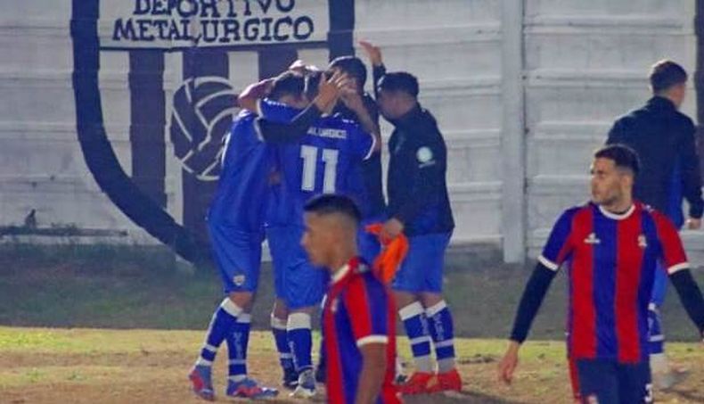 MONTA&Ntilde;A HUMANA. Jonatan Hern&aacute;ndez recibe la felicitaci&oacute;n de sus compa&ntilde;eros tras la conquista.