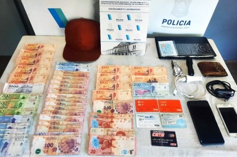 El material secuestrado a los asaltantes del UBER.