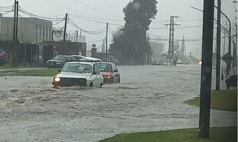 PARQUE INDUSTRIAL. Un auto surfea las calles anegadas.