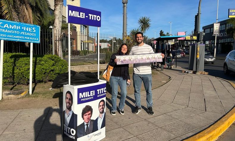 TODO TERRENO. Tito hace campaña de día y de noche.