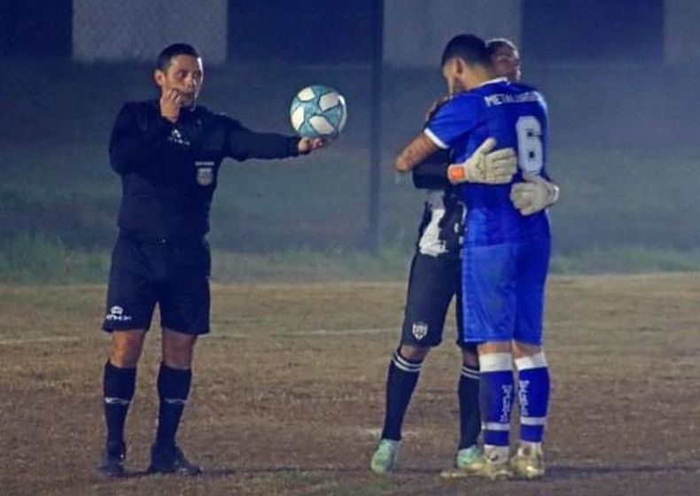 ABRAZO. Abel Navarro y Ezequiel Huguetti festejan la victoria tras el pitazo final del &aacute;rbitro Ra&uacute;l Banuera.