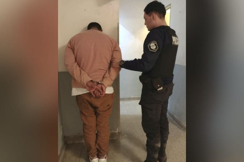 El detenido de 43 años golpeó y secuestró a su mujer de 22. 
