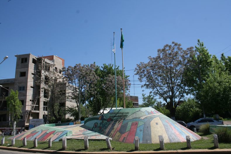 El Monumento a los Bomberos, inconcluso y un mensaje oculto.