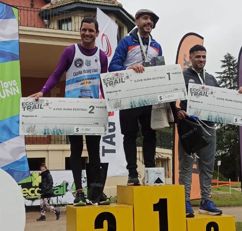 PODIO. Juan Cena con el cheque por el 2º puesto en el Trail de Castelli.