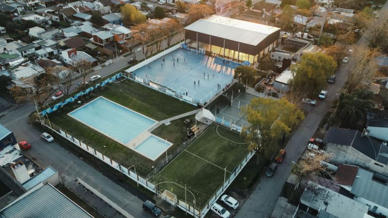 Vista aérea del Club Municipal Del Viso, con la cancha sintética de hockey finalizada.