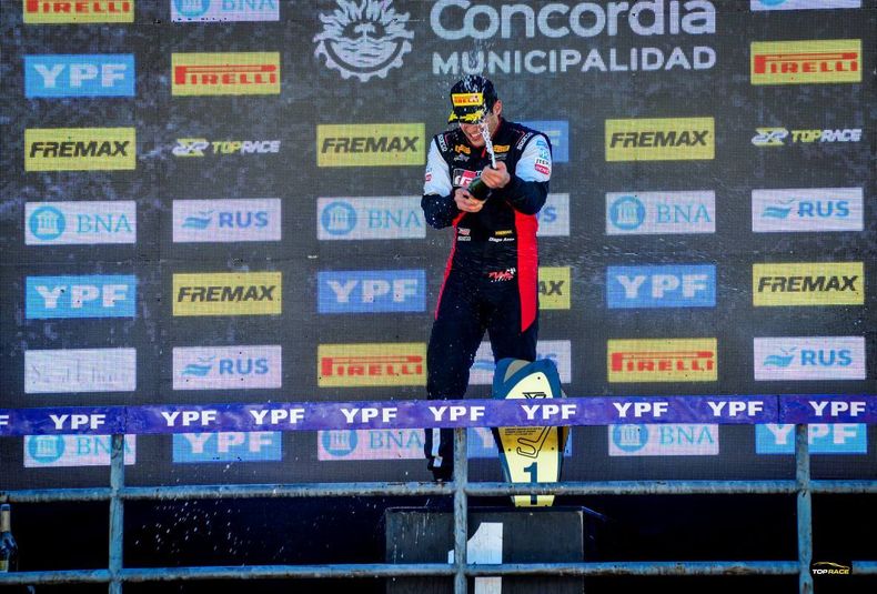 PODIO. Azar festeja con champán su primera victoria de la temporada.