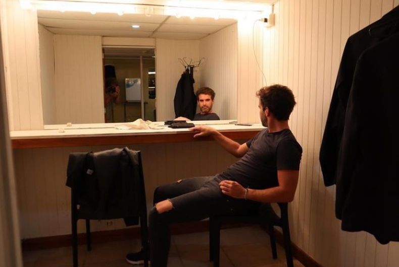 Distendido. Nicolás Cabré en los camarines del Teatro Gran Pilar, antes de la función de “Me duele una mujer”. La foto fue tomada por Pepe Monje, uno de sus compañeros de elenco en la comedia romántica.