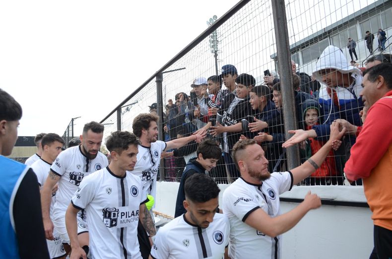 FELICIDAD. Los jugadores de Real Pilar recibieron el saludo de los hinchas tras el triunfo en el Carlos Barraza.