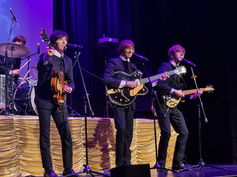 Con espíritu beatle. Este viernes, el Teatro Gran Pilar se llenó de música beatle con la presentación de The Beats, tributo argentino que está catalogado como uno de los más prestigiosos del mundo. El público pudo disfrutar de todos los clásicos del grupo de Liverpool, pasando por las diferentes etapas de su trayectoria.