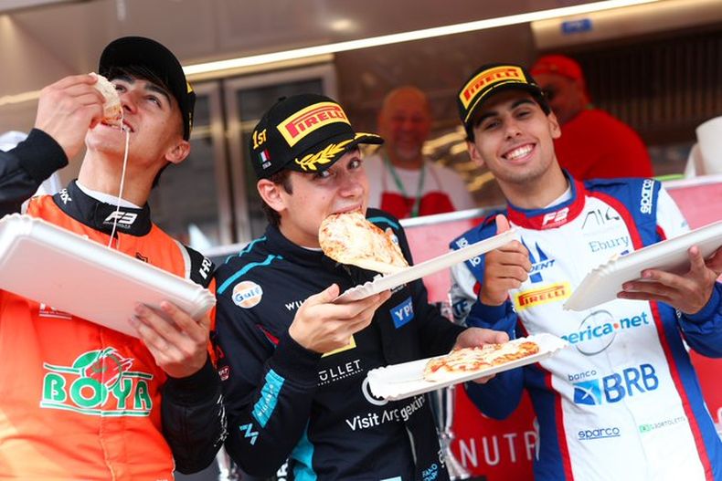 PIZZA LIBRE. La alegr&iacute;a de Franco Colapinto luego del triunfo en Monza.