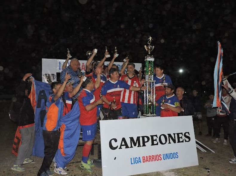 PREMIO. Arco Iris gan&oacute; una infartante definici&oacute;n por penales ante Hurac&aacute;n para coronarse en +42.